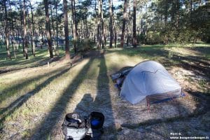 Tente lors d'un bivouac (rando vélo Saintonge - Médoc - Sud-Charente, 2014)... en camping !