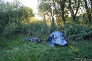 Tente lors d'un bivouac (rando vélo Saintonge - Médoc - Sud-Charente, 2014)