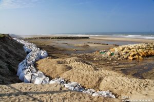 Lors d'une rando vélo entre Charentes, Saintonge et Médoc, vue de la plage de Soulac-su-Mer en avril 2014, quelques semaines après une tempête ayant ravagé la dune et la jetée.