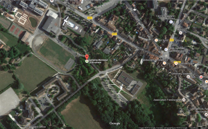 Vue aérienne du centre de Morestel avec le camping municipal "La Rivoirette" bordé du stade, des immeubles et d'une rue assez fréquentée. Peu enthousiasmant mais très pratique pour une pause lors d'une rando à vélo... et à un tarif défiant toute concurrence ! (capture d'écran de Google Maps).