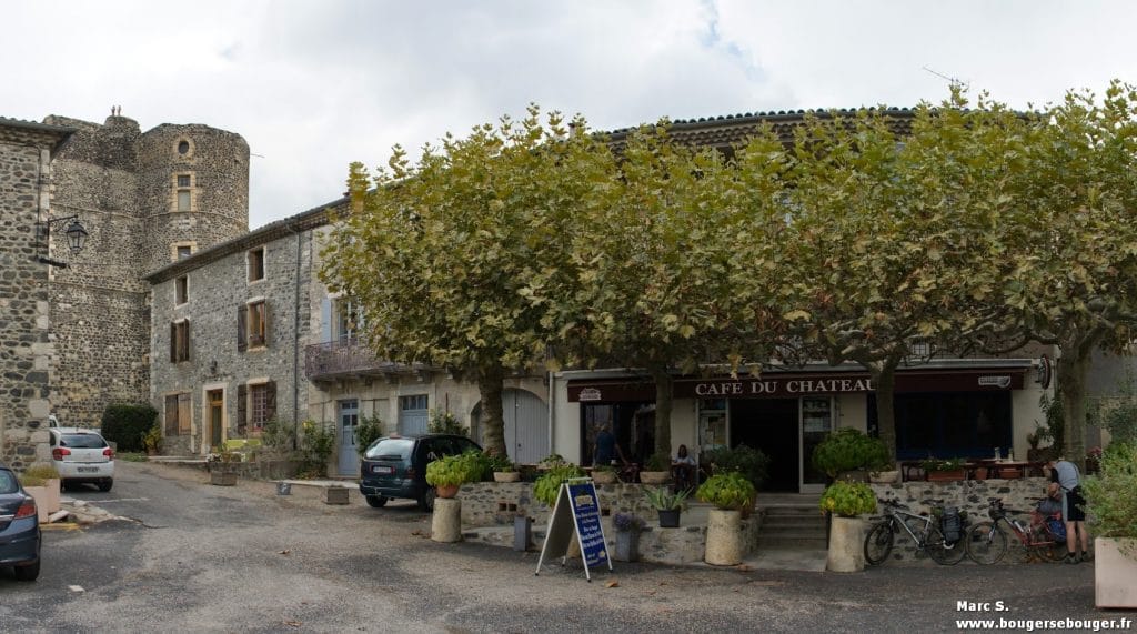 Rando vélo en Ardèche en 2013. Arrêt au café dans un village : ravitaillement en eau, boisson chaude ou froide...