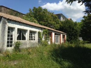 Des dépendances abandonnées dans le parc du château du Meilleur espoir