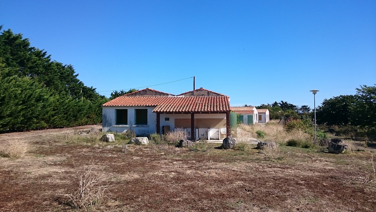 Ancien camping abandonné de l'île de Ré - Vue de l'ensemble des bâtiments (bloc sanitaire principal, salle des fêtes, etc.)