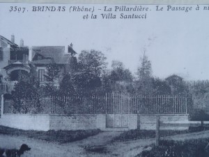 Brindas : passage à niveau à la Pillardière et villa "Santucci" sur la ligne Fourvière Ouest-Lyonnais (FOL) - branche vers Mornant