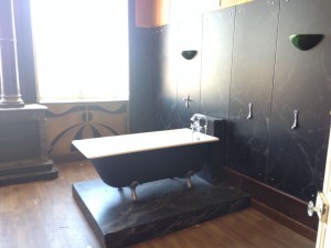 La pièce "Belle-époque" avec baignoire à l'ancienne et murs de marbre noir