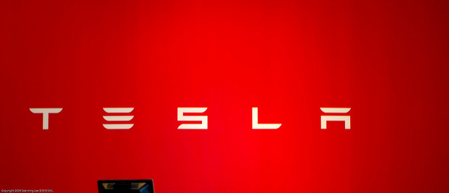 Le logo de Tesla Motors avec le "E" incliné comme dans le Model III (photo par See-ming Lee diffusée sous le titre "Tesla / 20090904.10D.52808 / SML" sur Flickr en licence Creative Commons https://creativecommons.org/licenses/by/2.0/)