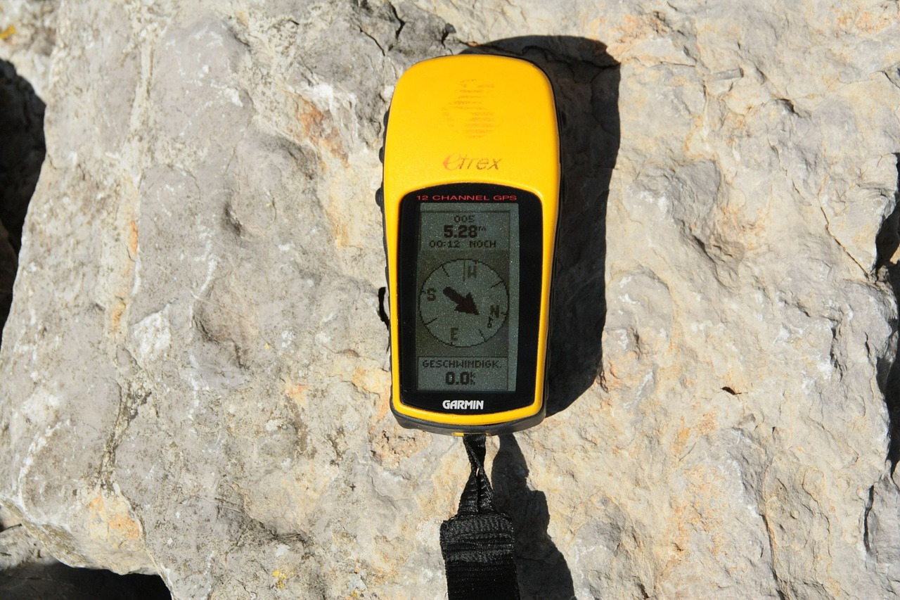 Un GPS Nature de marque Garmin sur de la roche : un appareil qui peut être remplacé par un smartphone et des applis vélo comme Google maps, Viewranger ou Géovélo