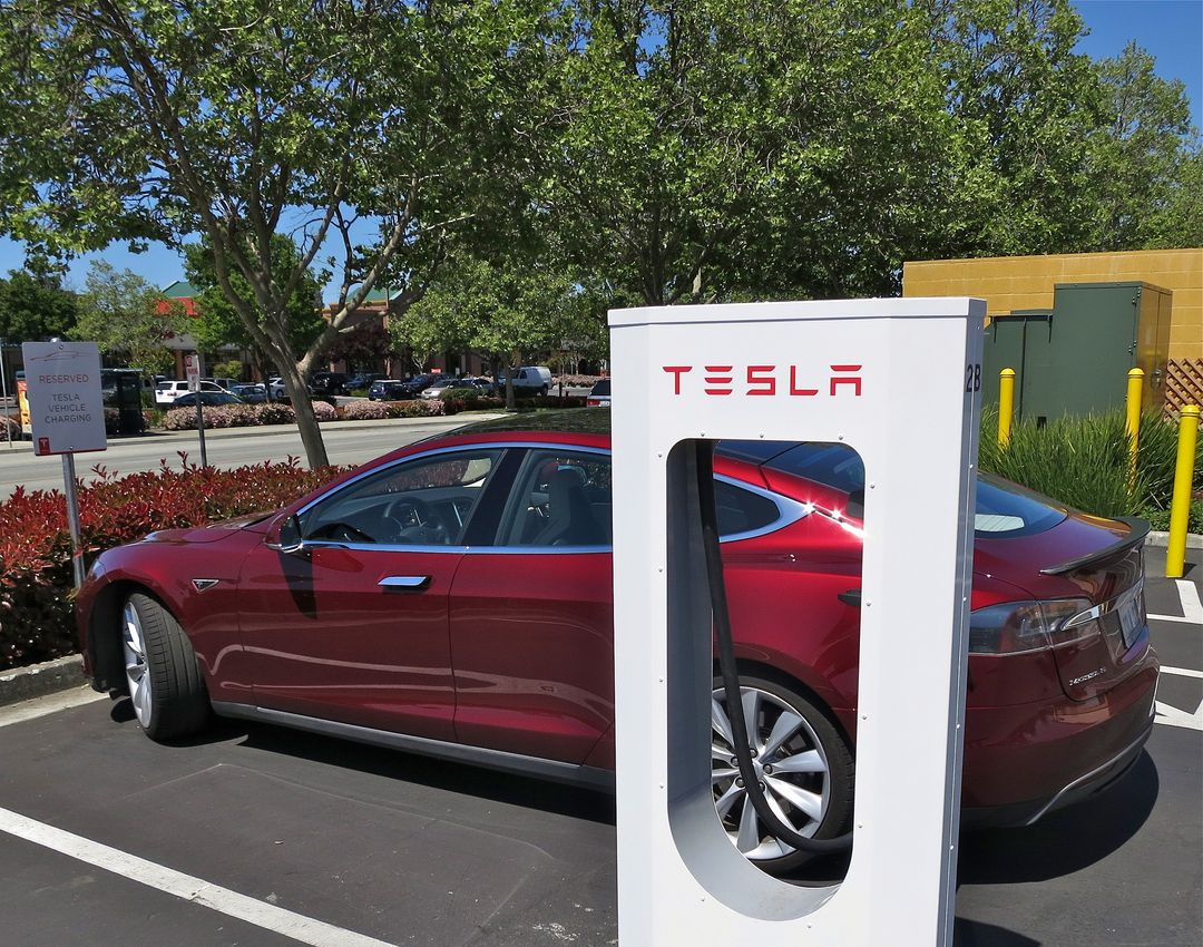 Une Model S branchée à un superchargeur Tesla Motors en 2013 (photo par Steve Jurvetson diffusée sous le titre "Tesla Supercharging in Gilroy" sur Flickr en licence Creative Commons https://creativecommons.org/licenses/by/2.0/)