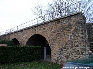 2009, proche de l'horloge de Tassin-la-Demi-Lune, un viaduc émerge "au milieu de nulle part". Précédé et suivi par des remblais arasés entre temps, le viaduc a lui-même disparu peu après pour céder la place à un immeuble...