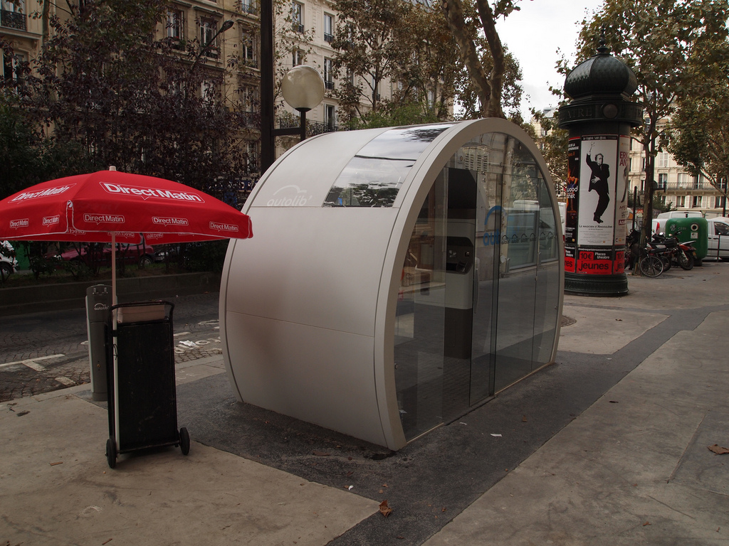 Une station permettant les inscriptions à distance au service d'autopartage en "trace directe" Autolib (région parisienne) assuré avec des véhicules électriques Bluecar de Blue Solutions (groupe Bolloré) (photos par Francisco Gonzalez diffusée sur Flickr sous licence Creative Commons 2.0 - https://creativecommons.org/licenses/by/2.0/)