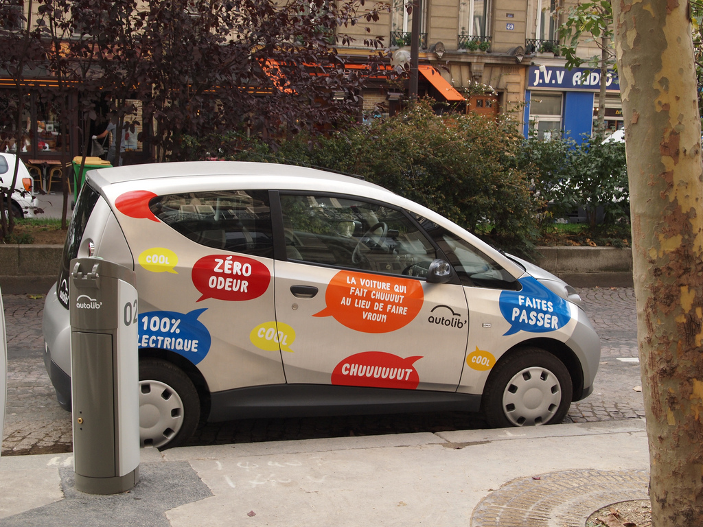 Un véhicule Bluecar de Blue Solutions (groupe Bolloré) du service d'autopartage en "trace directe" Autolib en région parisienne (photos par Francisco Gonzalez diffusée sur Flickr sous licence Creative Commons 2.5 - http://creativecommons.org/licenses/by/2.5/)