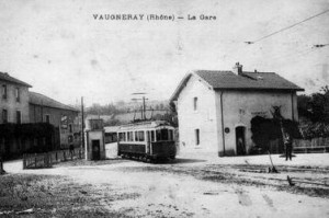 Le FOL ou Fourvière Ouest Lyonnais à la gare de Vaugneray Maisons-Blanches avant la montée vers le centre du bourg par une voie en accotement.