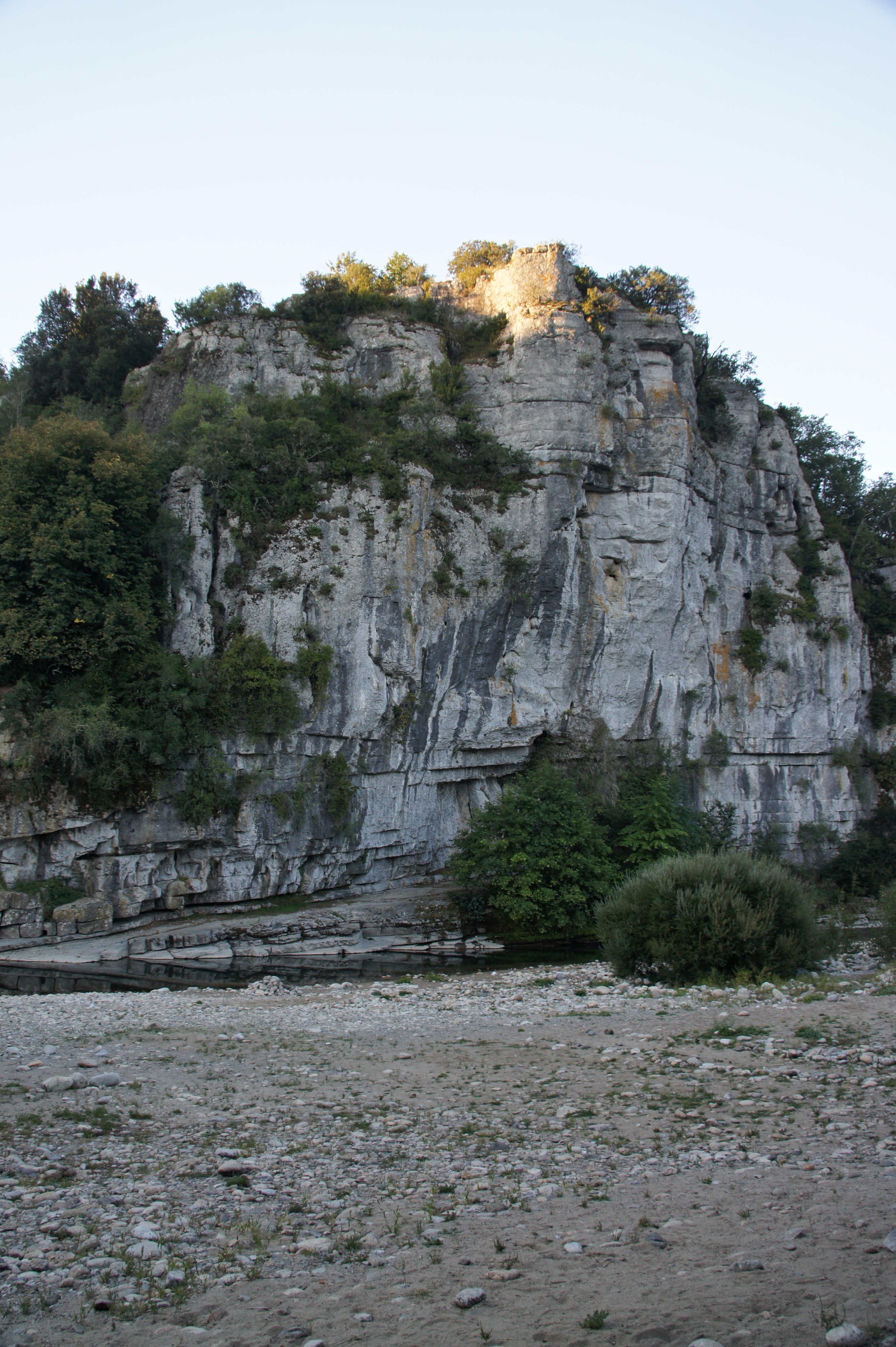 Falaise près du village de caractère de Labeaume (Ardèche), septembre 2013 (crédit photo : Marc Sivignon)