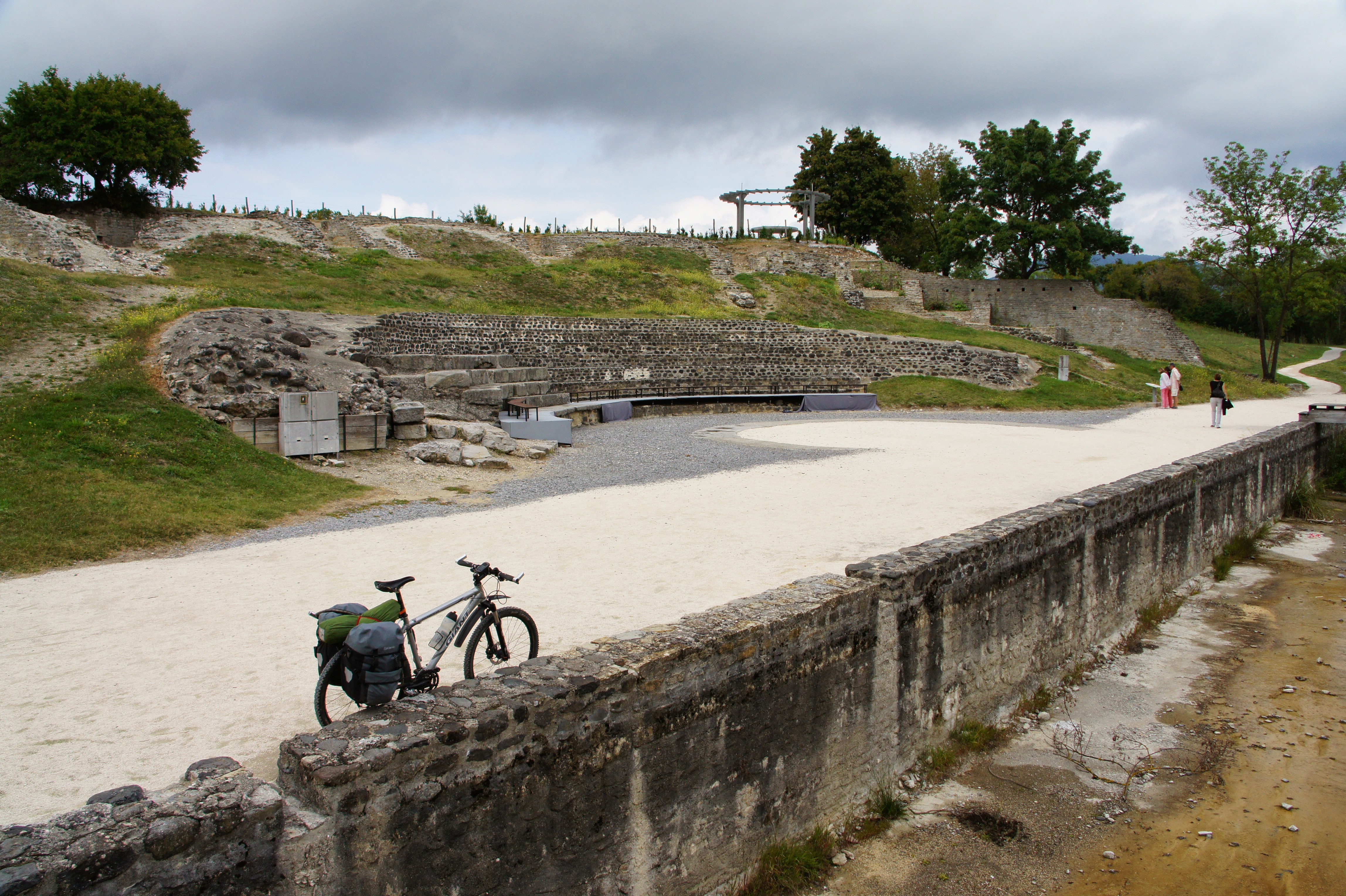 Les ruines du théâtre antique d'Alba-la-Romaine (Ardèche) en septembre 2013 à l'occasion d'une rando vélo entre plateau du Sud-Ardèche et vallée du Rhône (crédit photo : Marc Sivignon)