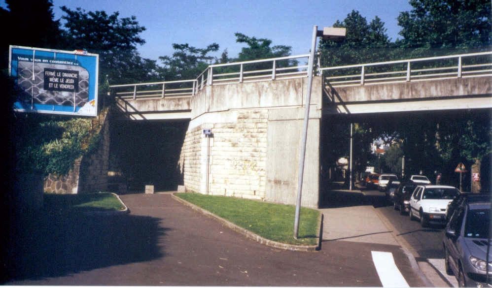 2002 à Alaï (à proximité de Lyon 5e, Tassin-la-Demi-Lune et Francheville), vestige du passage de la voie ferrée d'intérêt local FOL depuis Lyon Saint-Just vers Mornant ou Vaugneray sous la voie ferrée d'intérêt national entre Paray-le-Monial et Givors.