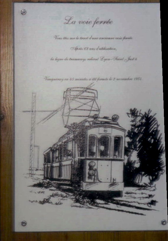 En juin 2002, panneau souvenir du passage de la voie ferrée d'intérêt local FOL depuis Lyon Saint-Just vers Mornant ou Vaugneray à Francheville (Bel-Air). Vue rapprochée. La découverte du FOL