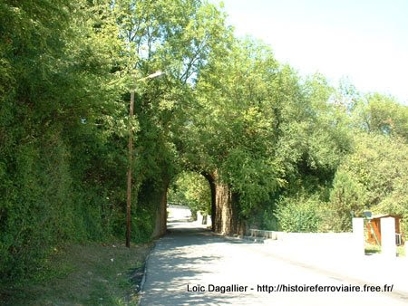 Francheville (Bel-Air), vestige de l'accès de la voie ferrée FOL depuis Mornant ou Vaugneray vers Lyon Saint-Just. Le viaduc d'Alaï se trouvait sur la droite de la photo.
