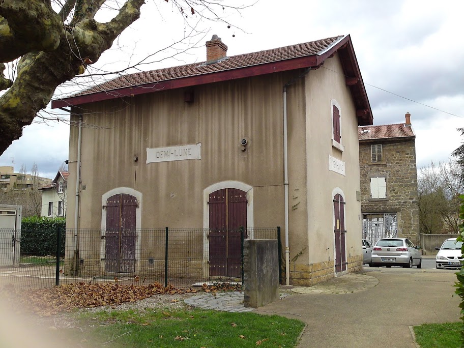 En 2009, photo d'un centre social dans l'ancienne gare de la Demi-Lune (commune de Tassin-la-Demi-Lune)... détruite 2 ans plus tard !