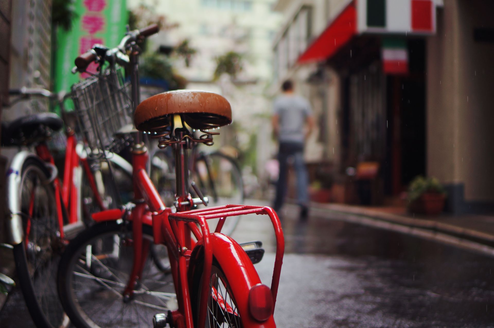 En ville, un vélo sous la pluie