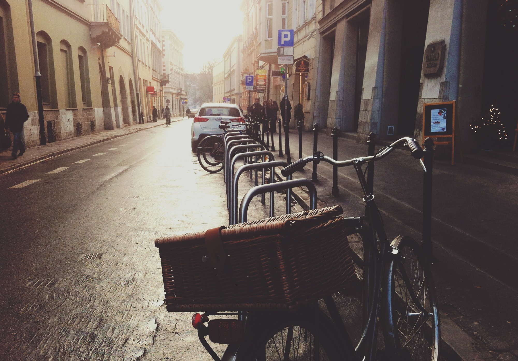 Un vélo de ville accroché à un arceau dans la rue d'une agglomération