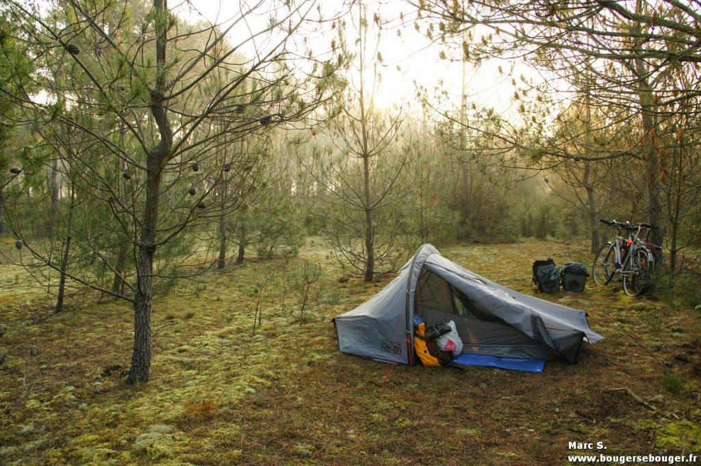 Tente lors d'un bivouac (rando vélo Saintonge - Médoc - Sud-Charente, 2014)