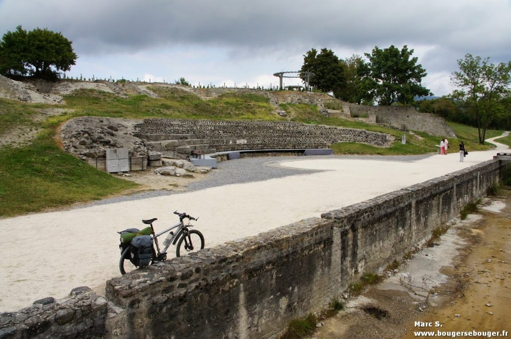 VTT équipé pour la randonnée (rando vélo plateau sud-ardéchois et vallée du Rhône drômoise, 2013)