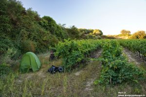 Camping dit "sauvage" en Ardèche en 2013. ça reste du camping... Suite de la rando : Labeaume, Ruoms, Alba-la-Romaine, Le Teil, Valence et la vallée du Rhône.