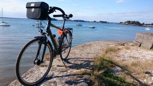 VTC équipé pour la rando vélo en Bretagne en 2016 : sacoche guidon, écarteur de danger, cintre papillon, porte-bagage prêt pour les sacoches arrière...