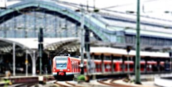 Un train allemand de la Deutsche Bahn quitte la gare de Cologne. Il accueille certainement les vélos non démontés, comme la plupart des trains Intercités ou équivalents (photo pixel2013 - domaine public)
