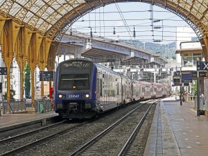 Un TER de la SNCF en gare de Nice. Normalement, tant que vous n'avez ni tandem, ni carriole / remorque, vous pouvez monter avec votre vélo non démonté (photo de hpgruesen - domaine public)