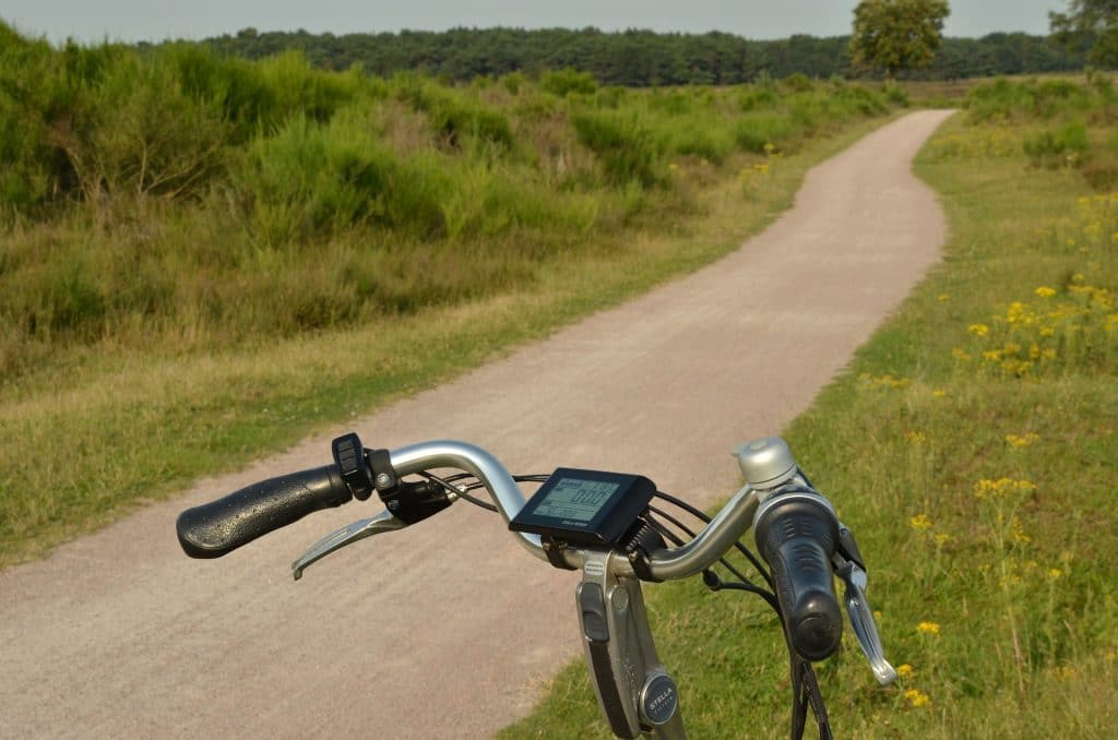 Un deux-roues non motorisé équipé d'un ordinateur vélo sur un chemin en pleine Nature (photo MrsBrown - domaine public)