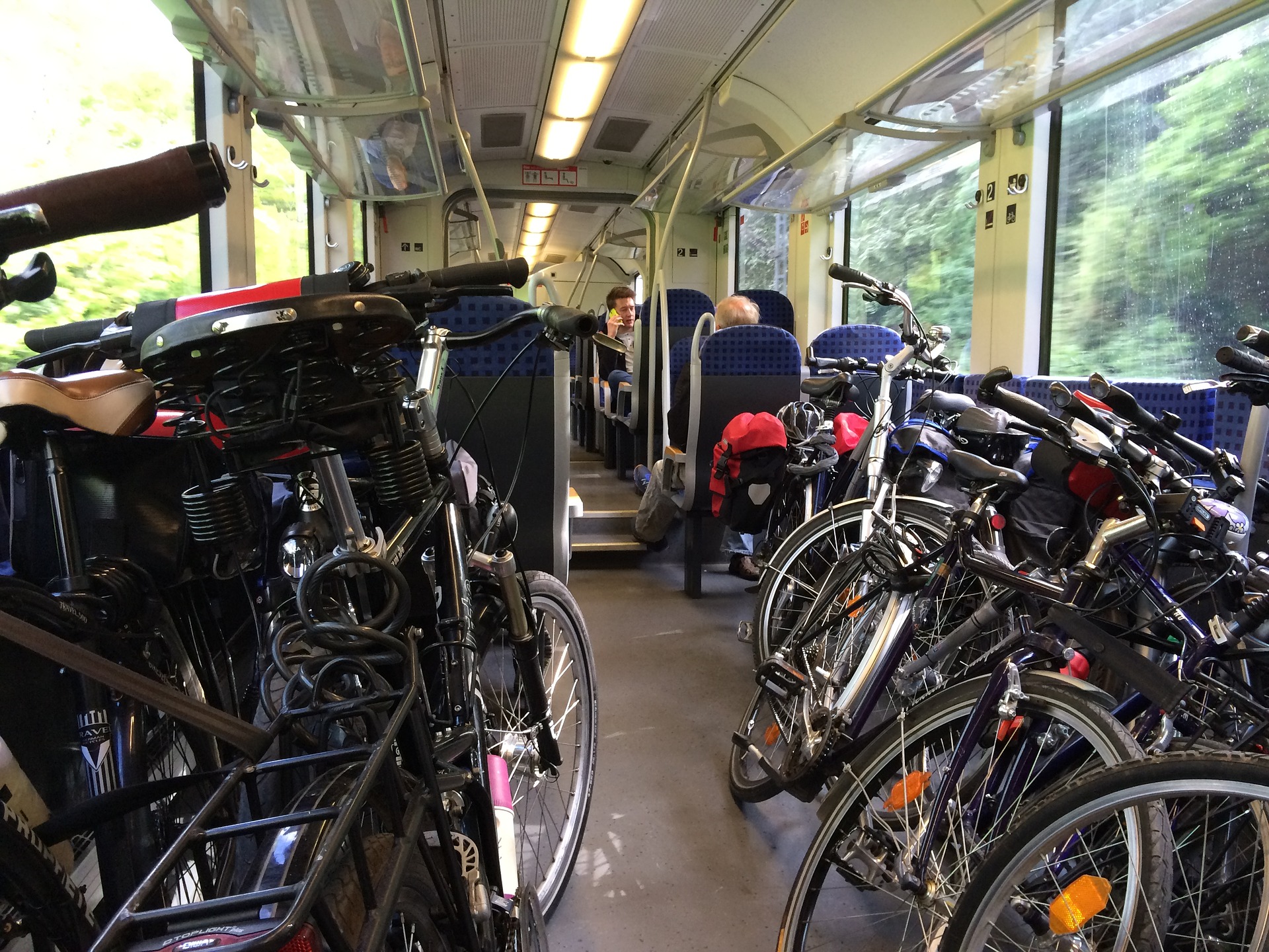 Un train régional type TER accueillant de nombreux vélos non démontés (photo de pfeiffed - domaine public)