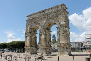 Place Bassompierre à Saintes avec l'Arc de Germanicus et, en arrière-plan, la Cathédrale Saint-Pierre - rando vélo entre Charentes, Saintonge et Médoc (photos de "Tales of a wanderer" sur Flickr en licence CC BY-NC 2.0)