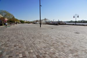 Lors d'une rando vélo entre Charentes, Saintonge et Médoc, passage à Bordeaux. La ville réaménagée est très agréable.