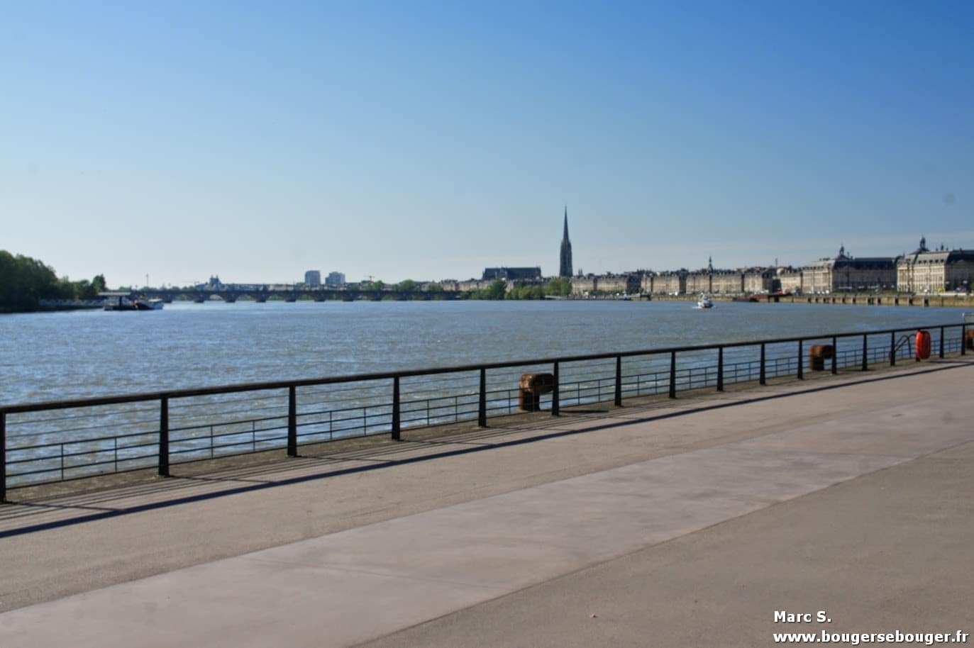 Lors d'une rando vélo entre Charentes, Saintonge et Médoc, passage à Bordeaux. La ville réaménagée est très agréable.