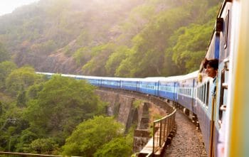 Un train sur un viaduc dans la campagne. En France, ce genre de train ne peut pas être trouvé avec n'importe quel moteur de recherche d’itinéraire ! (photo par Unsplash - domaine public)