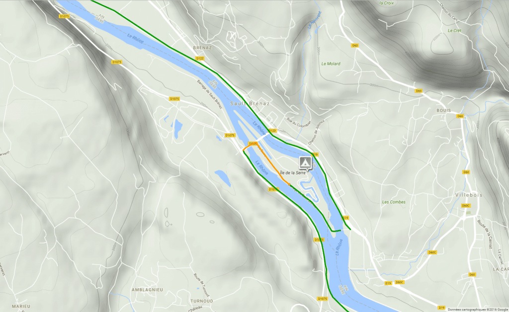 Parcours de la ViaRhôna/EuroVelo17 dans les environs de Sault-Brénaz. On voit le détour que fait la véloroute voie verte pour éviter le franchissement du deuxième pont sur le Rhône. Peut-être s'agit-il d'éviter un pont étroit ? Vu sa longueur, on peut aisément faire le choix de ne pas emprunter le détour de plusieurs kilomètres ! (capture d'écran du site officiel de la ViaRhôna- rando vélo d'Aix-les-Bains à Lyon)