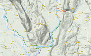 Parcours de la ViaRhôna/EuroVelo17 dans les environs de Virignin. On voit la portion en rouge. Avant que la passerelle permette vers 2019/2020 de couper tout droit par la rive gauche, vous pouvez emprunter la rive droite, soit par le chemin de halage, soit par l'ancienne voie ferrée accessible au sud de Peyrieu (capture d'écran du site officiel de la ViaRhôna- rando vélo d'Aix-les-Bains à Lyon)